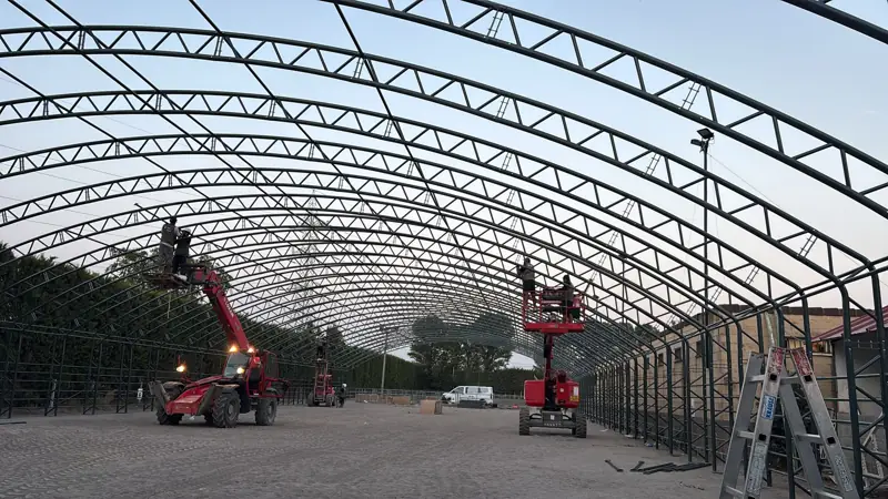 Montadores levantando la estructura de acero con plataformas elevadoras