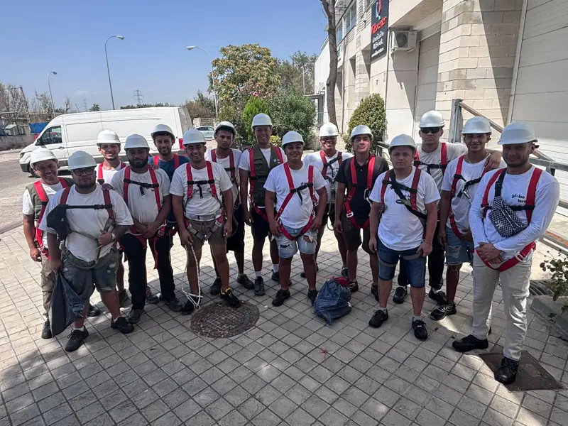 Equipo de montadores de Globotent con cascos y arneses