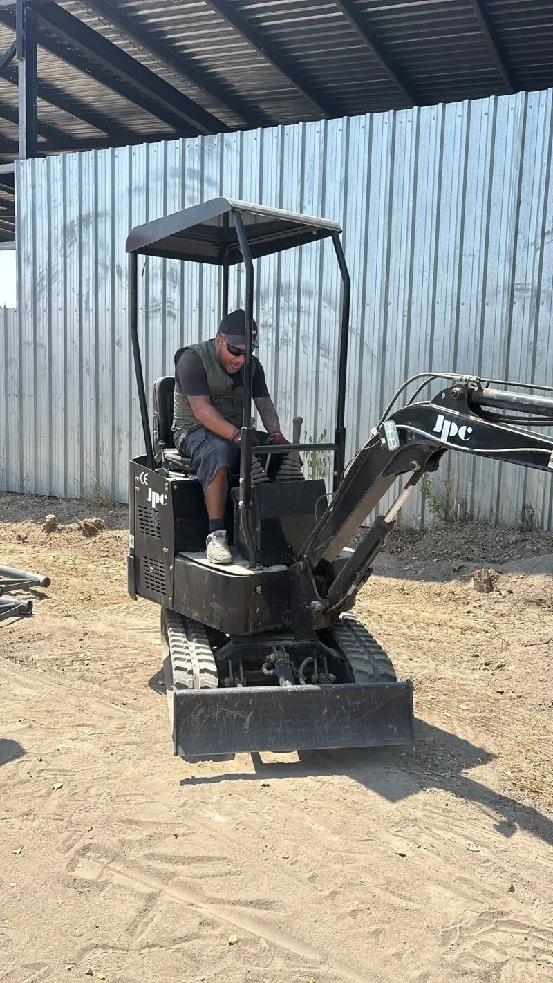 Montador preparando el terreno con una miniexcavadora